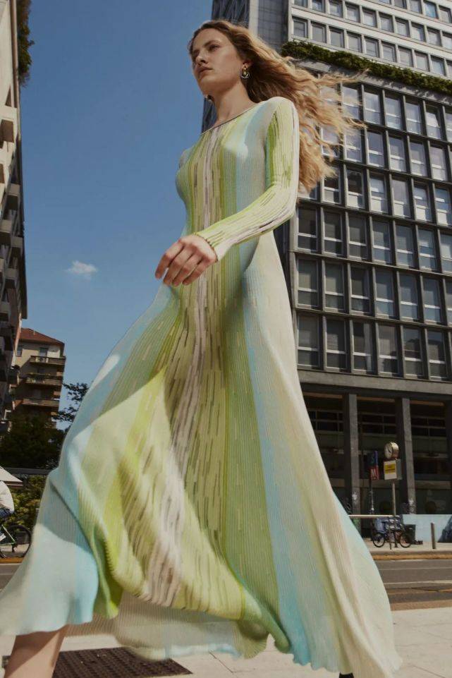 设计|夏秋交际,别错过这些高质量穿搭