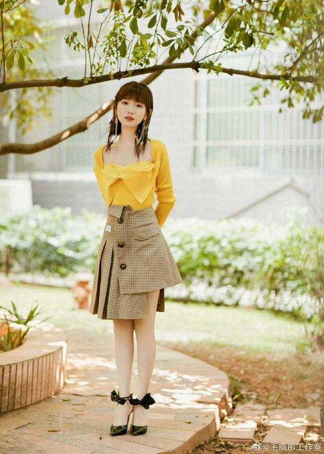 颜色|毛晓彤天生娃娃脸就是任性，白色风衣配牛仔裤清新脱俗，减龄俏皮