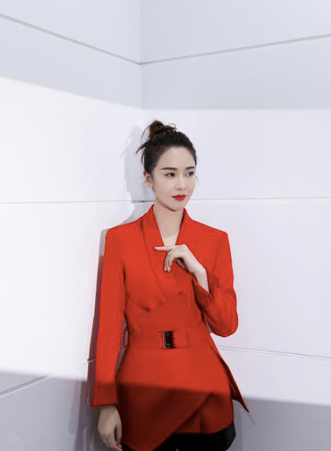 出圈|左小青真是中年女性的骄傲，44岁也有“女团身材”，穿西装美出圈？