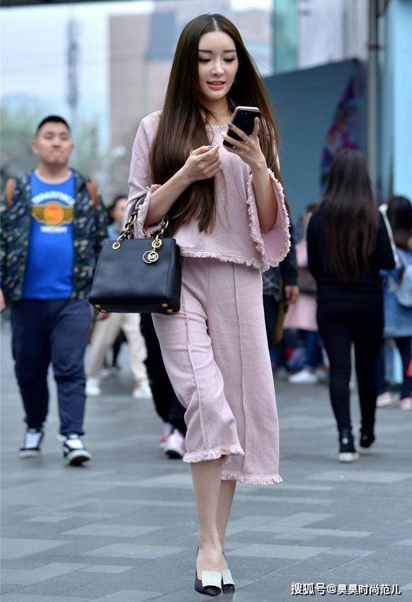 个性|气质女孩的前卫风穿搭,喇叭袖上衣搭配穿反的七分裤,个性又时尚