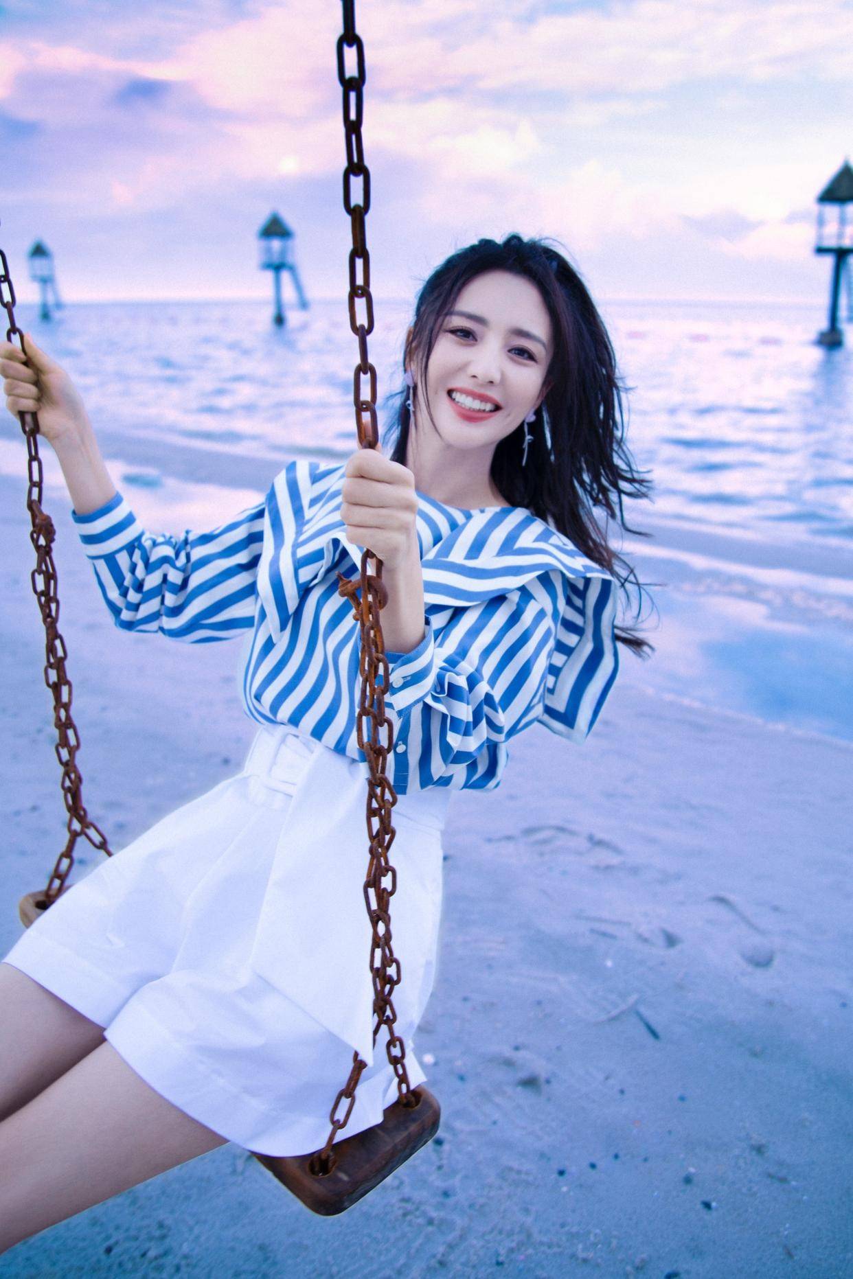 马尾|佟丽娅真是美而不自知，马尾造型条纹衣甜过初恋女生，早该这么穿
