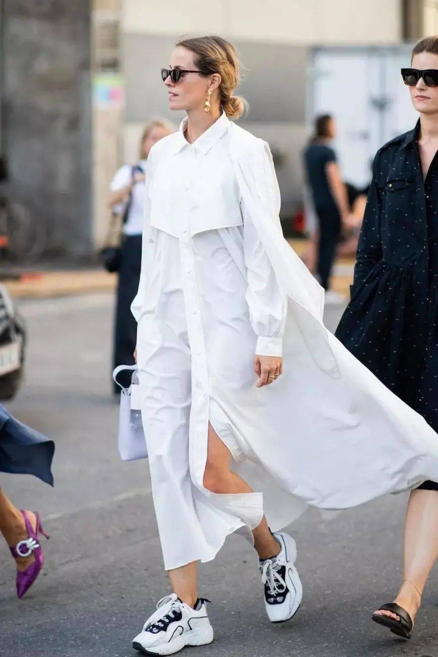 小白|今夏“裙子+运动鞋”这样穿,就是美得不一样!