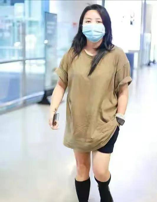 宽松肥大的t恤怎么搭_宽松t恤怎么搭配女