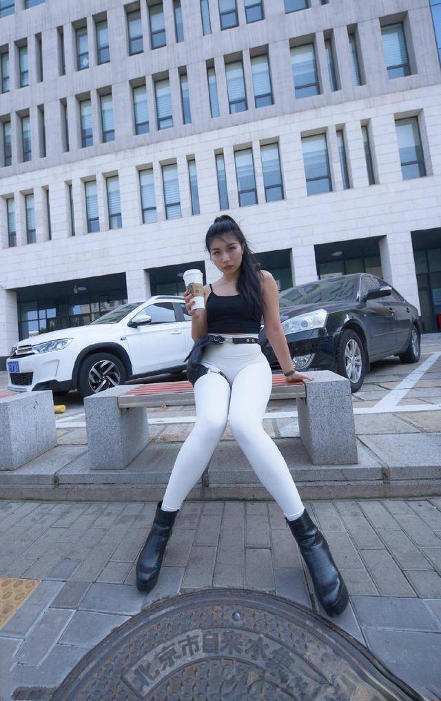 颜色|姐姐小姐的白色背心搭配绿色瑜伽裤清爽高挑,真的很美