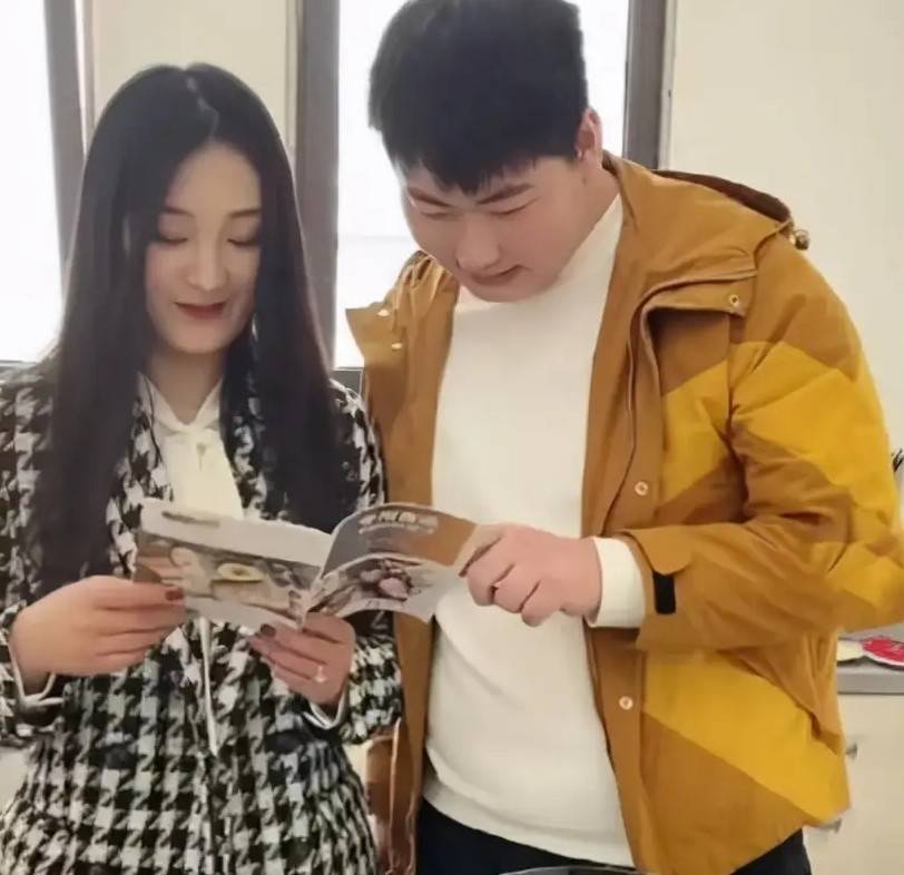 休闲风|大衣哥儿媳变成熟！穿衬衫搭牛仔吊带太时髦，踩高跟鞋太像女强人