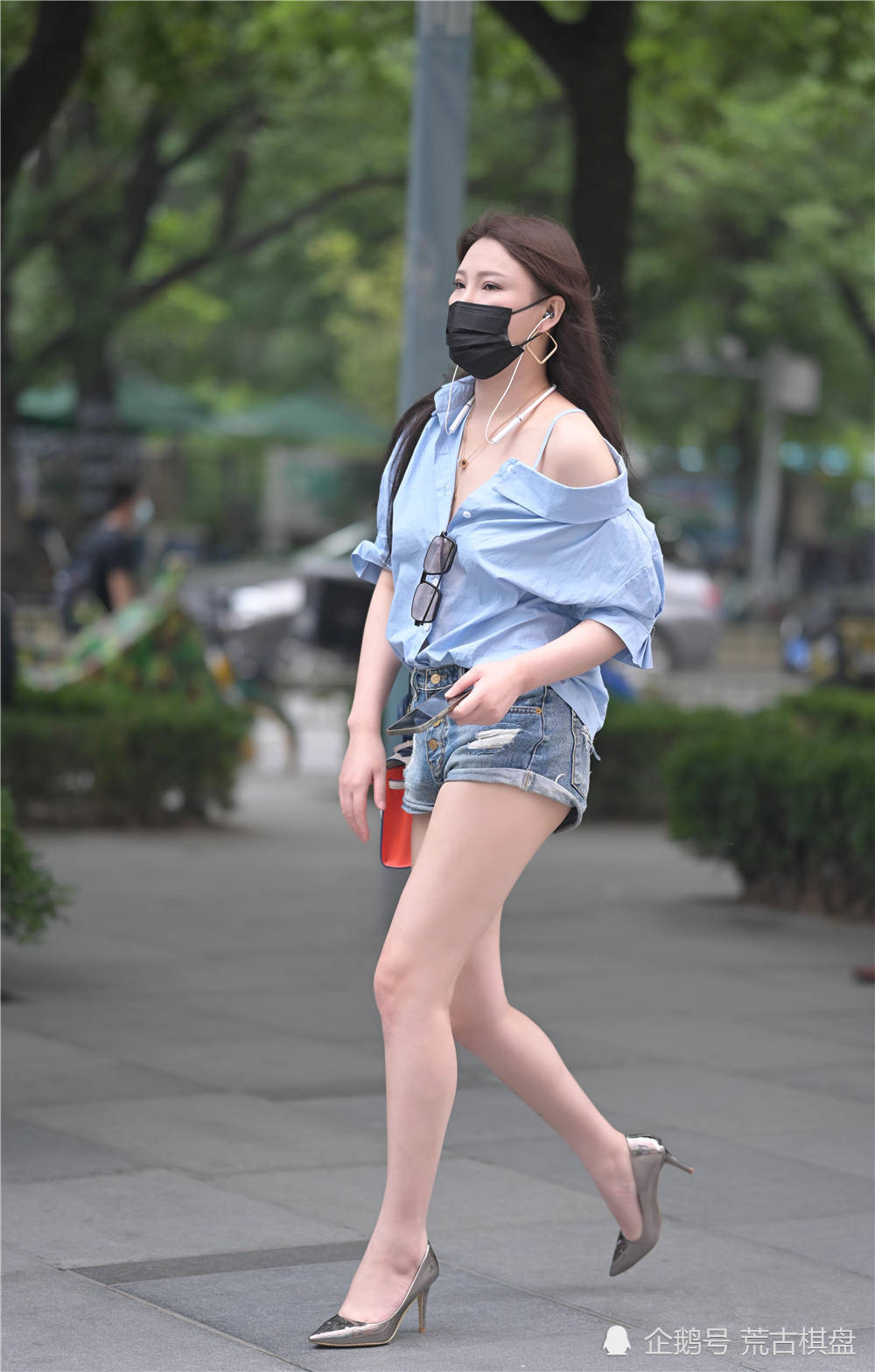 身材|夏季穿着尖头细跟鞋逛街,你会选择凉鞋款式,还是选择单鞋