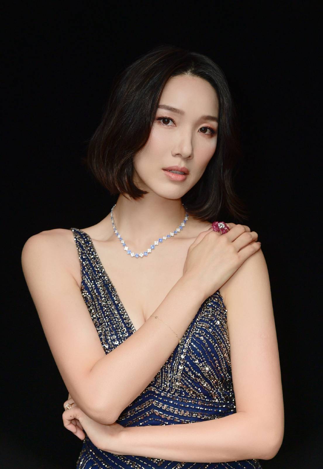 身材|36岁李亚男身材真好，穿开叉印花长裙秀大长腿，这身材绝了