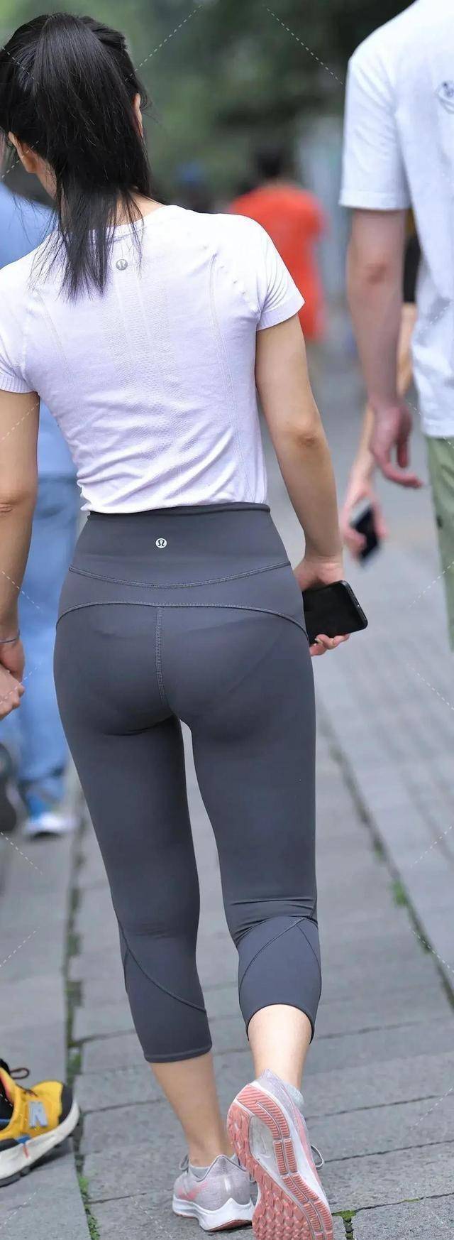 显得|展现女性魅力的打底裤,大方得体的搭配风格也耐看,有点新奇