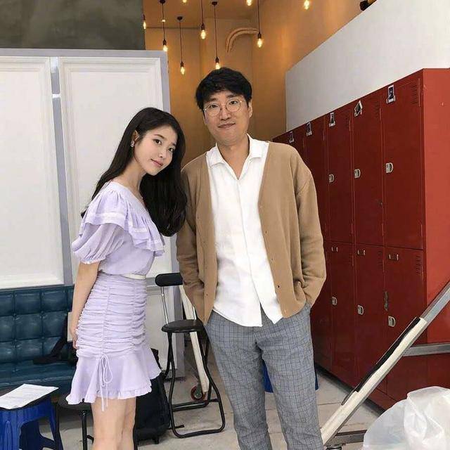 一身|“国民妹妹”IU甜美再现，一身香芋紫连衣裙造型，27岁不失少女感