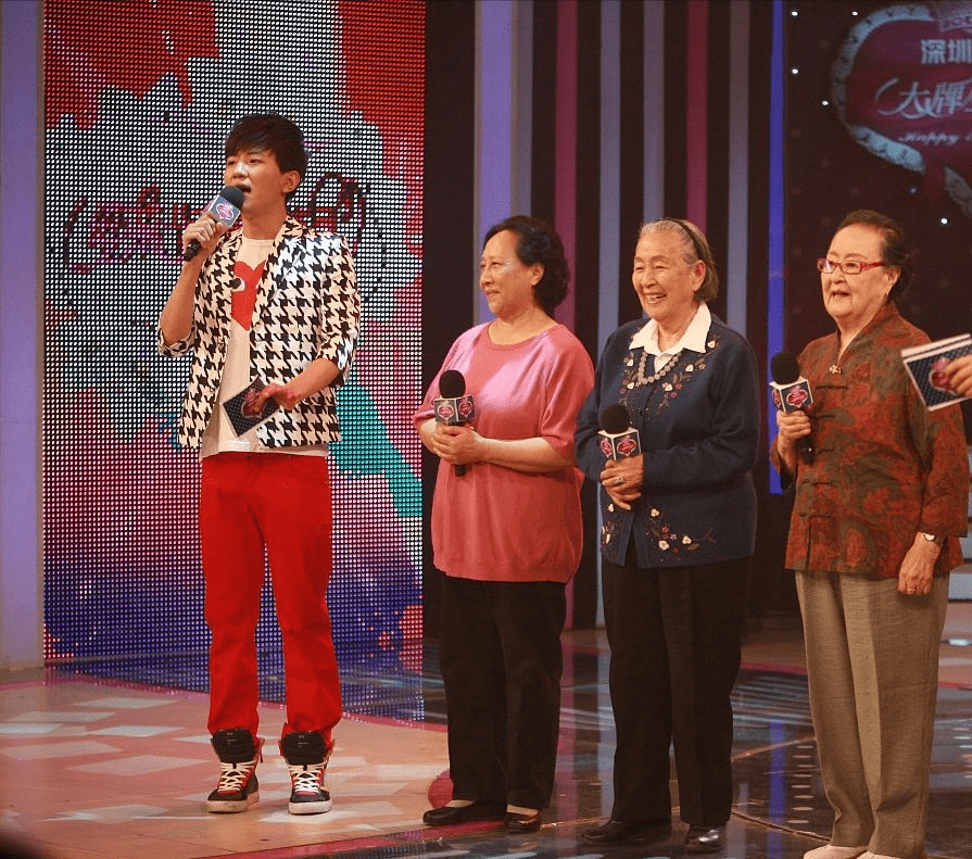 孙桂田|“国民姥姥”孙桂田挺朴实的，穿粉T恤配阔腿裤，和普通老太一样