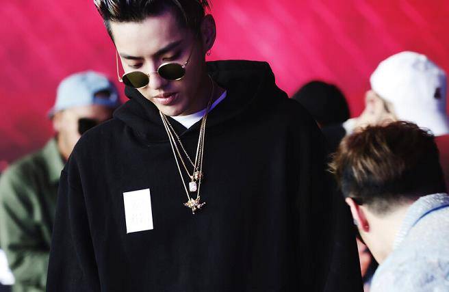 名字|解约钱枫后，湖南卫视再度调整，王一博名字被移出主持阵容