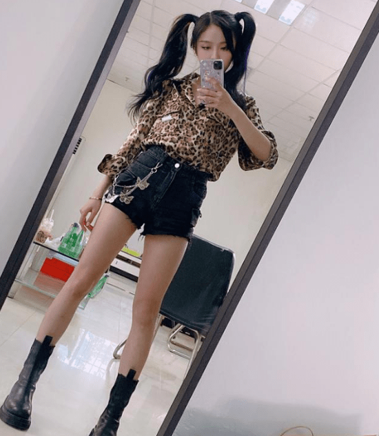 叶子和|吴宣仪草地上拍照，看清她脚上穿的鞋子，这才是对花草最大的尊重！