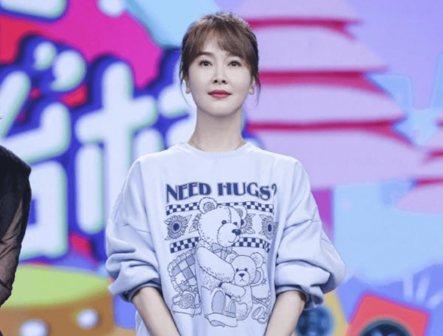 卫衣|左小青强行扮嫩，绑麻花辫配粉卫衣却跑出“大妈味”，全靠气质撑