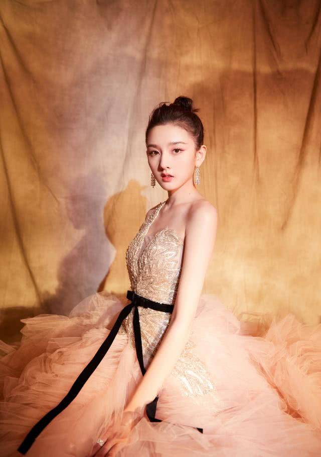 祖儿|宋祖儿羽毛纱裙摇曳生姿，皮肤嫩出水，堪称“人间水蜜桃”