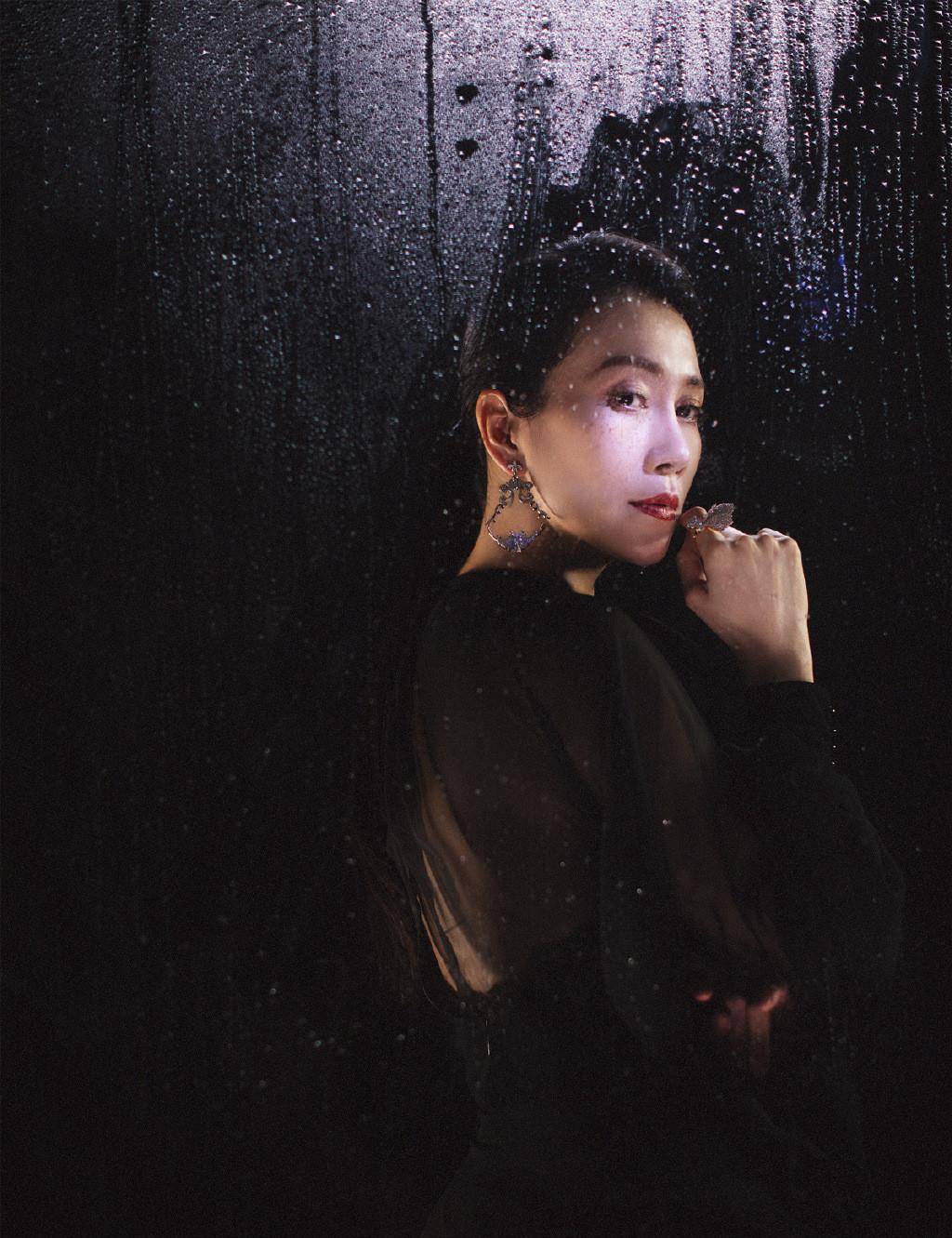 曲线|43岁温峥嵘上综艺真高调,穿秀背小黑裙秀蝴蝶背,侧颜五官美翻了