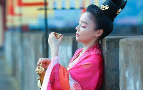 古装美女借酒消愁 陈乔恩、张馨予、黎姿谁最美?