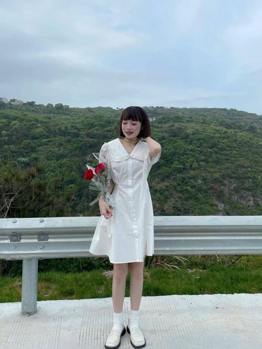 小个子|今夏忘了高跟鞋吧！小个子女生穿“连衣裙＋平底鞋”，上身好看到报警！