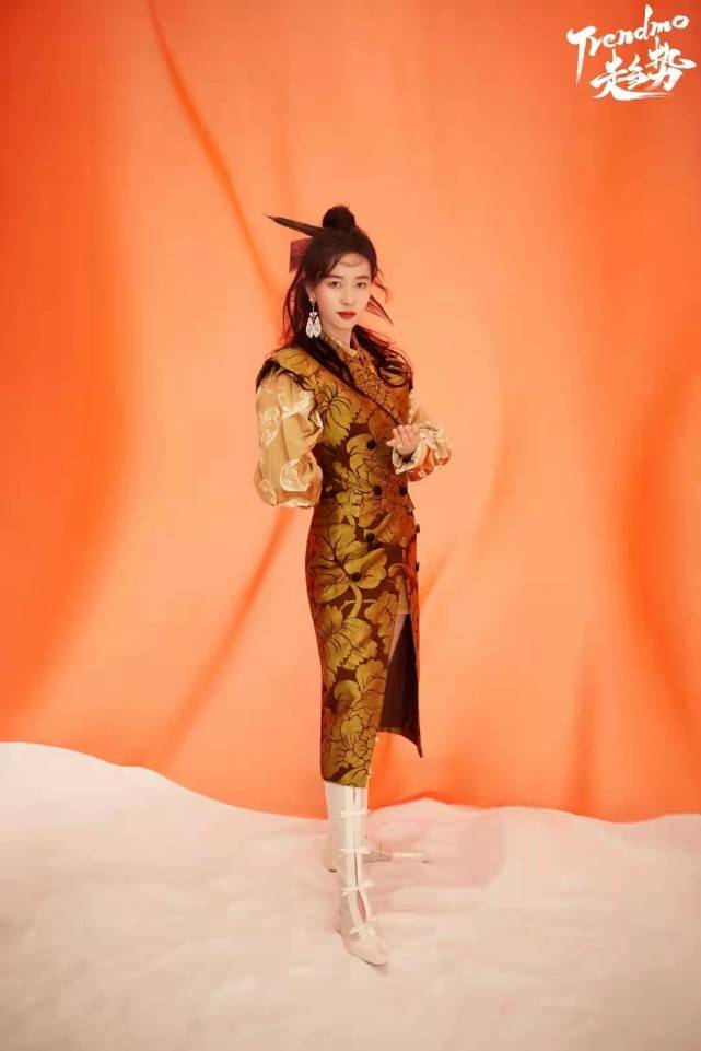 金色|奥运冠军孙一文明星脸火出圈！新大片穿黑金斗篷变侠女，身材绝了