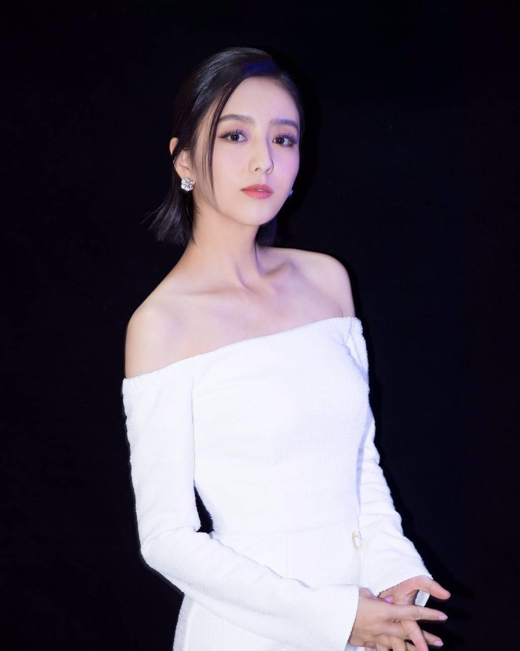 身材|38岁佟丽娅活成了少女模样,“裙装裤+条纹衬衫”,简单又清纯!
