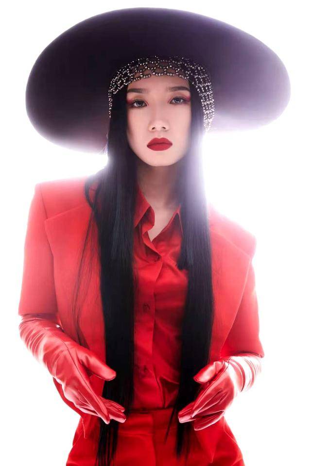 阳光|孟美岐的时尚感真是不一般,穿橘黄色外套阳光自信,活力满满