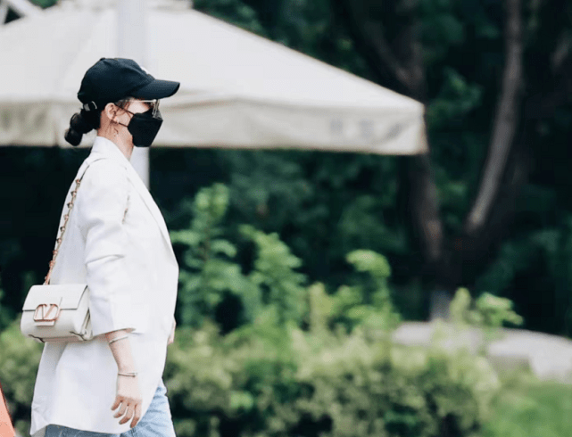 廓形|37岁唐嫣最新路透曝光！穿西装戴墨镜巨星范十足，超模身材超惹眼