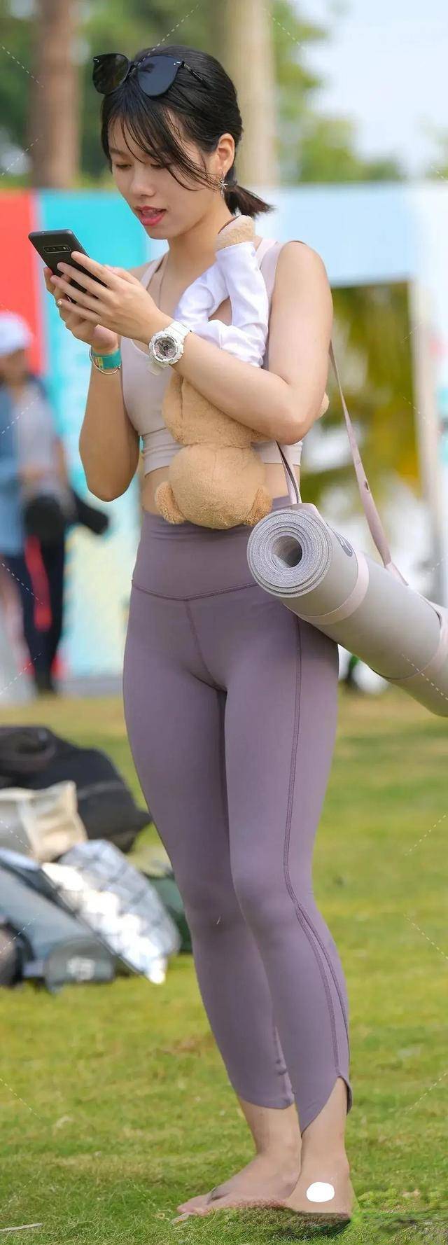 黑色|黑色瑜伽裤搭配青灰色紧身上衣，运动范儿十足，还很显瘦