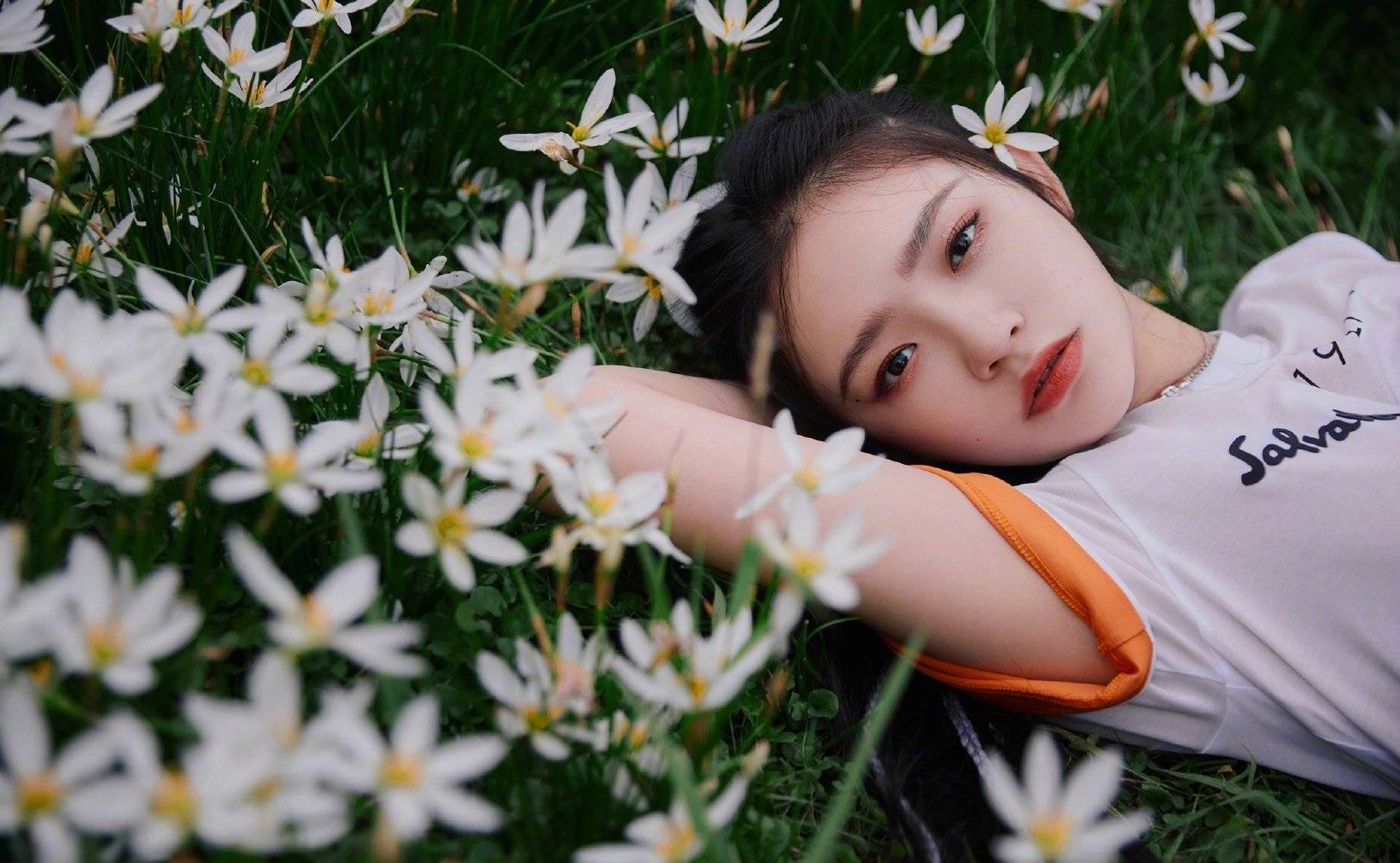 黑色|24岁林允拍摄七夕大片，白色T恤配高马尾笑起来好甜，太有魅力了