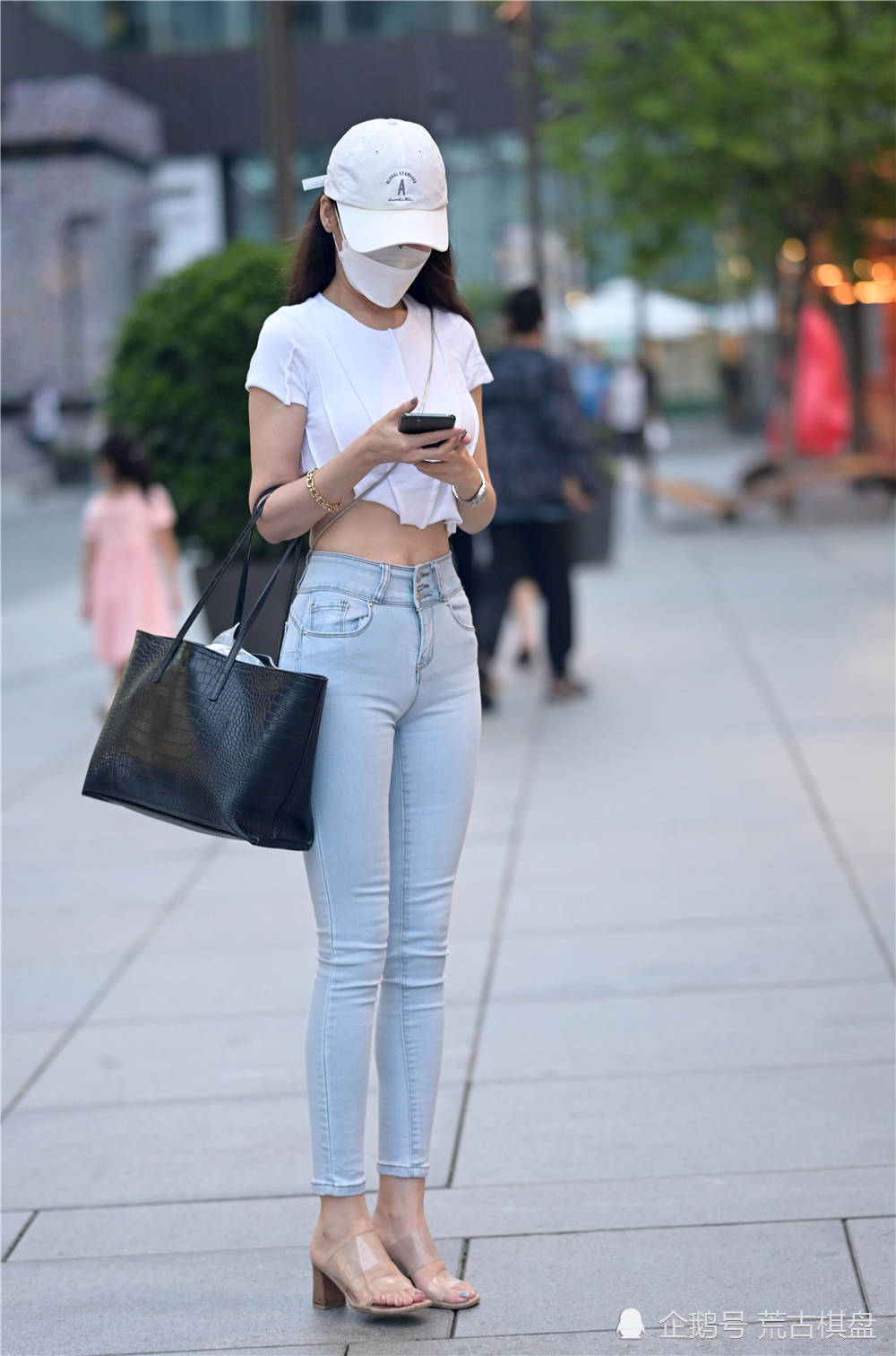 高跟鞋|夏季穿着紧身牛仔裤,身材不好的姑娘真不好搭配,最好搭配高跟鞋