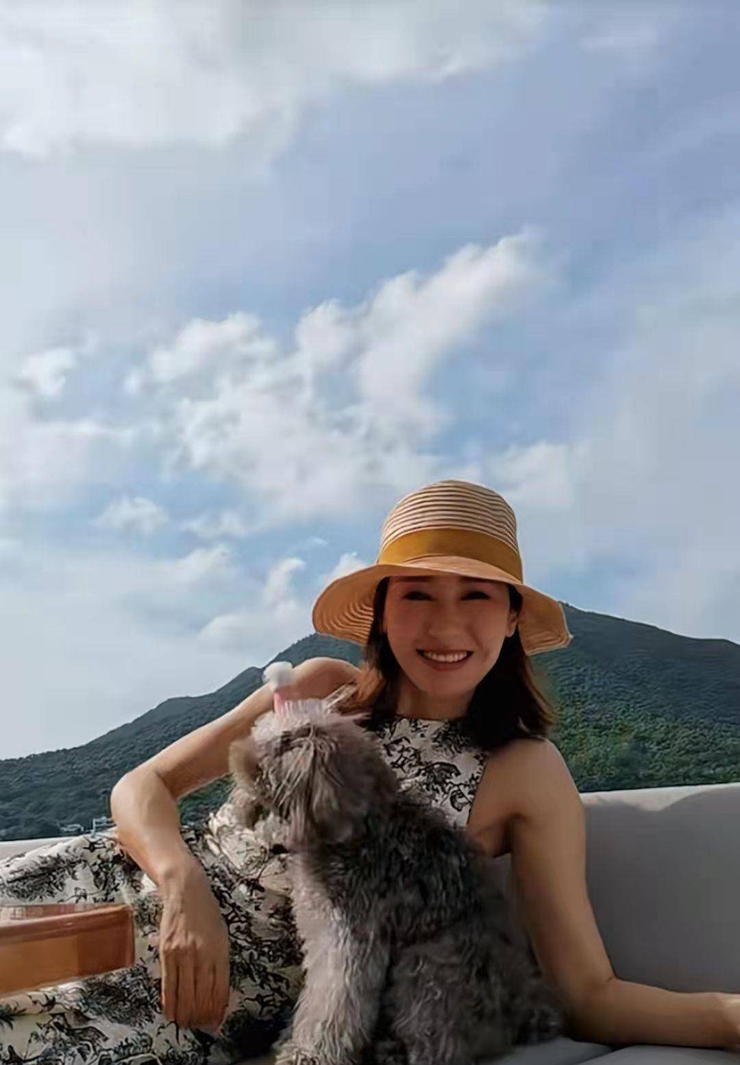 身材|黎姿度假照也很有风情，头戴遮阳帽好显嫩，看着真不像快50的人