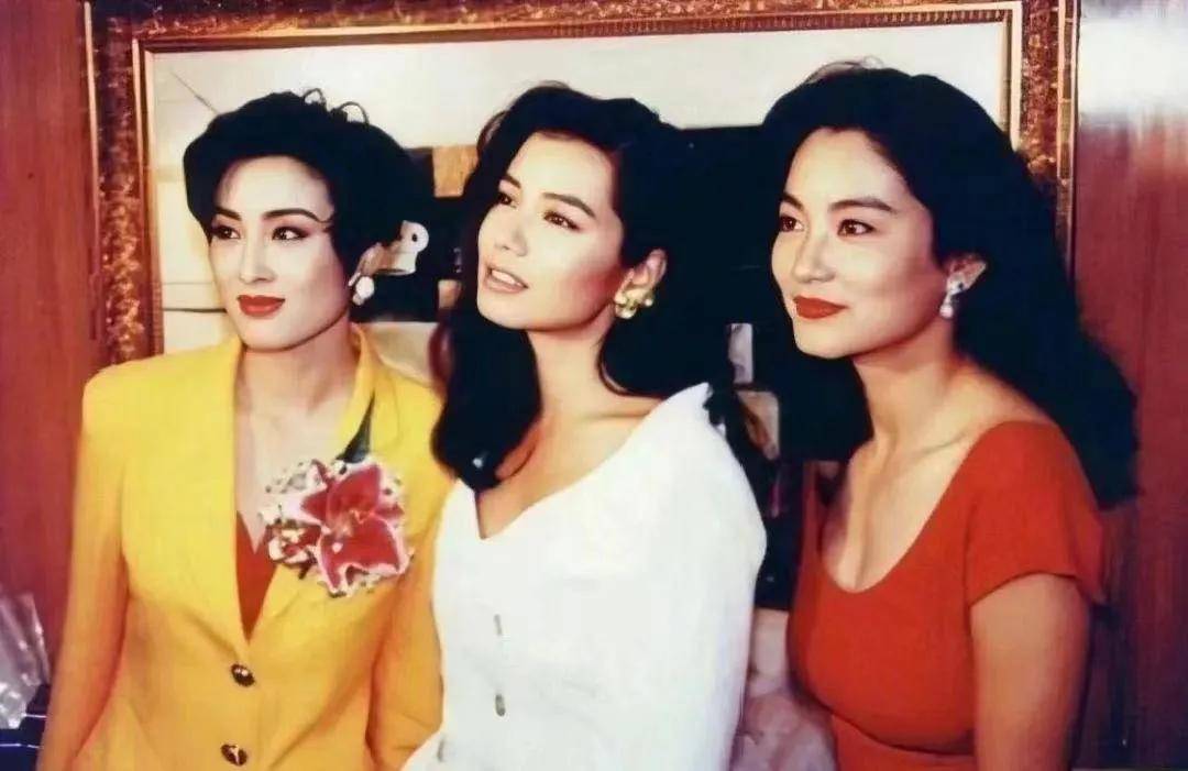 白女士|被称内娱95花颜霸的她，靠港风造型再次惊艳网友：太绝了！