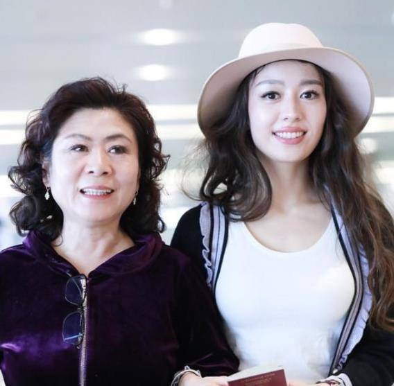 身材|吉娜带着婆婆现身机场，大眼睛加上高挑身材，美得像芭比娃娃一样