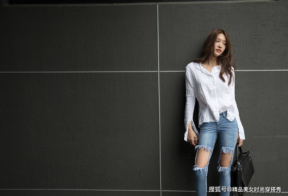 黑色|时尚美女的白衬衫搭配破洞牛仔裤，精致又带着高级感