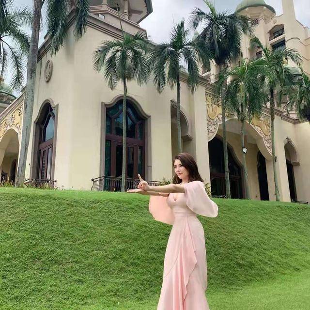 风衣|徐冬冬太会穿,一袭嫩粉长裙尽显优雅气质,轻奢搭配暴露真实身材