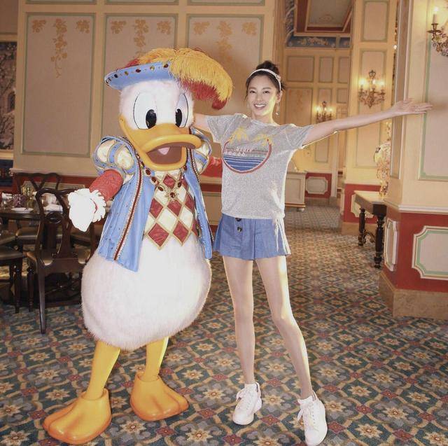 张雨绮|张雨绮去迪士尼玩，穿灰色T恤配短裤好嫩啊，说她是高中生我也信