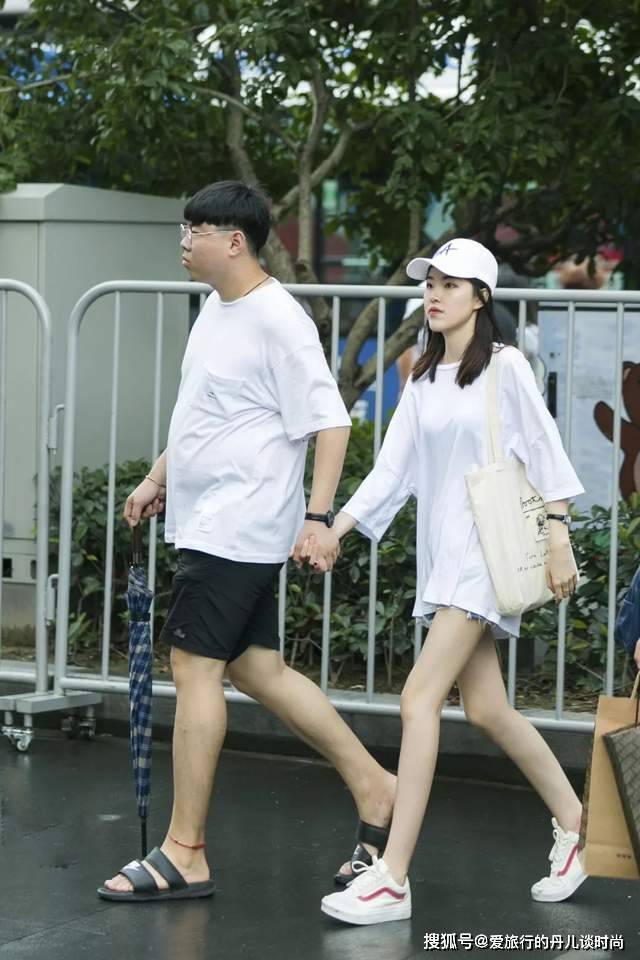 蓝色|东莞时尚穿搭街拍，妖娆多姿的美女用不同的穿搭诠释着时尚元素