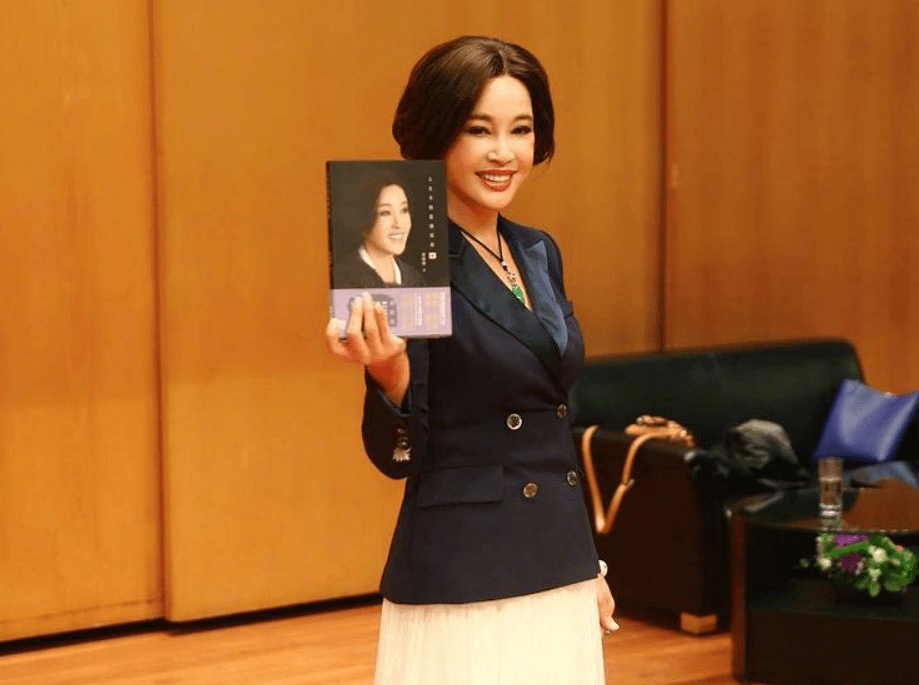 翡翠|刘晓庆才不服老，黑西装上拼一半碎花意外时髦，却被超大翡翠抢镜