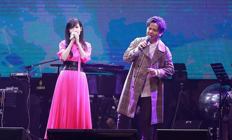 颜色|周慧敏到了中年还在开演唱会，身材颜值都很好，穿的衣服很可爱