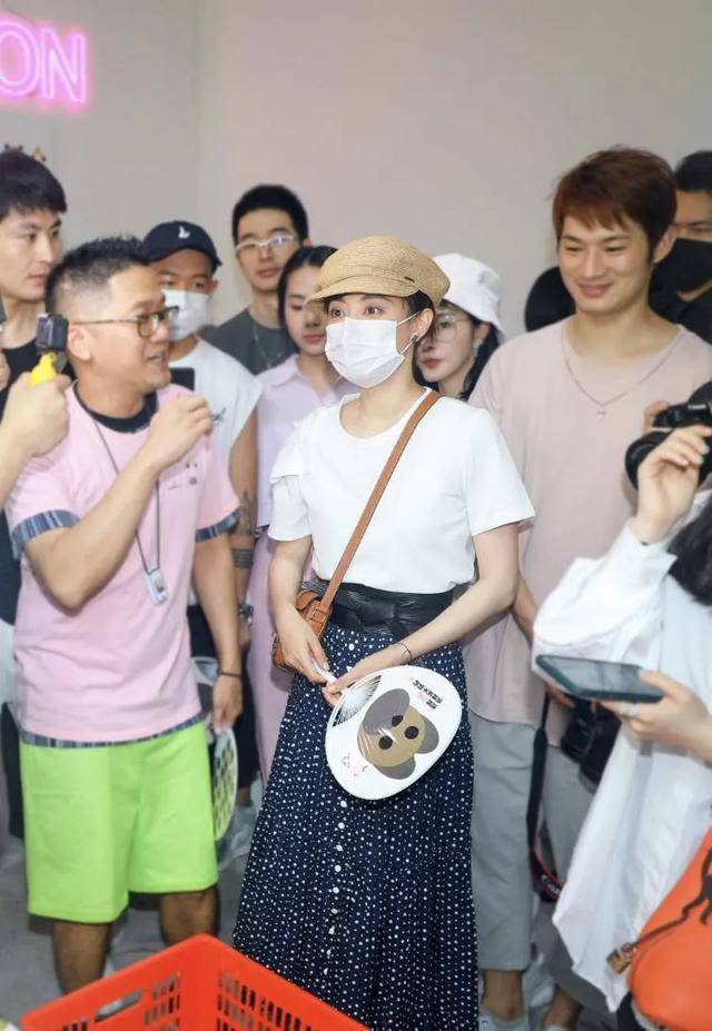 邓超|孙俪娘仨同框，9岁等等身高直追妈妈，小花穿舞蹈服遮不住翘臀