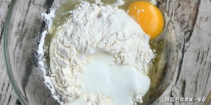 做法|早餐教你做酸奶饼，不用放油，做出来松软酸甜，营养又健康