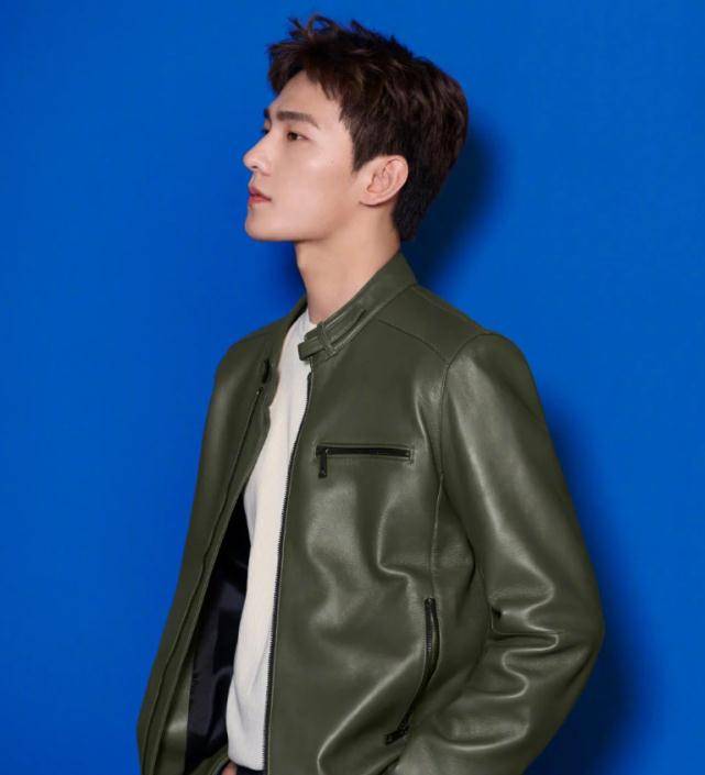 牛仔服|杨洋全新时尚大片，绿色皮夹克高级感溢屏，释放心动的信号