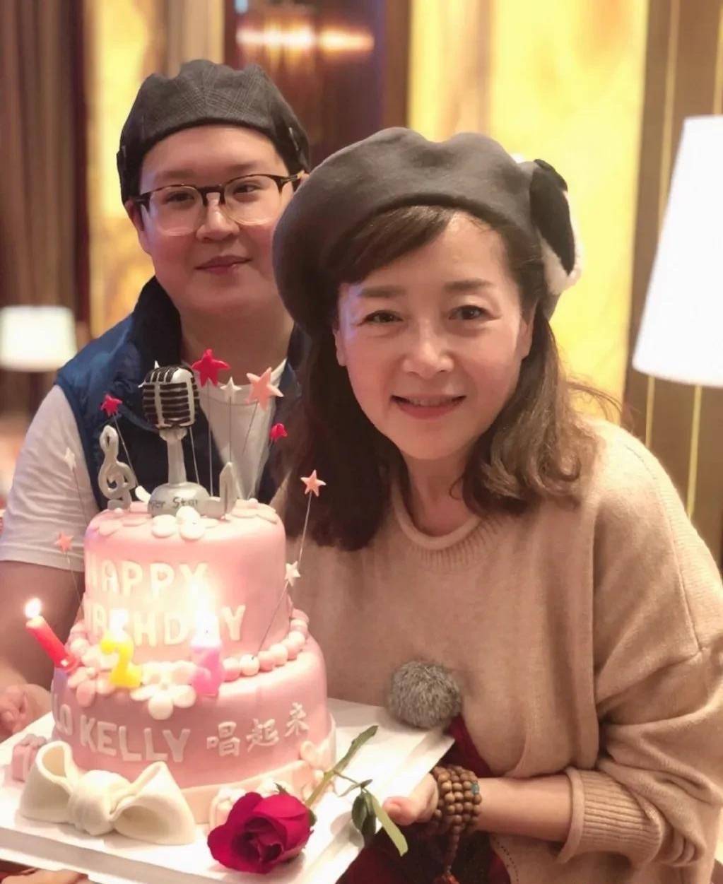 感觉|恬妞穿红卫衣好潮啊，但她不假没打针修图，油光下垂的脸很真实！