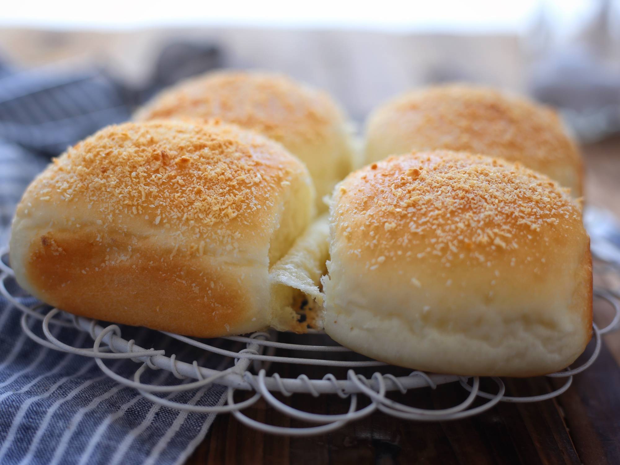 一款元气满满的豆沙小餐包,香甜爽口,大人孩子都喜欢