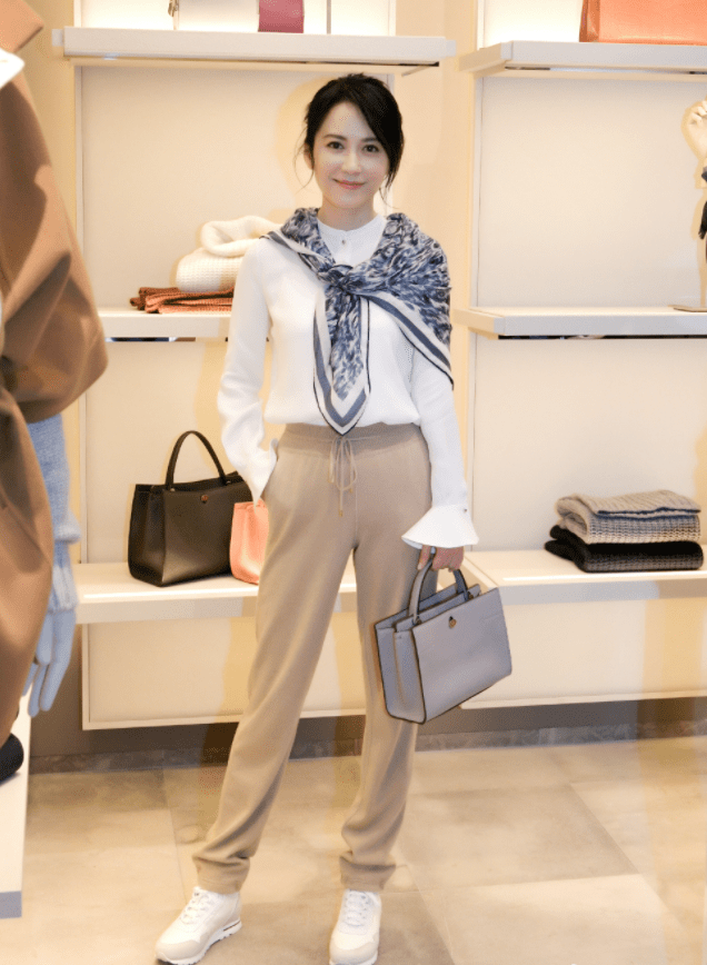 氛围|有品味的女人穿衬衫都懂配丝巾，看俞飞鸿陈数就知道，太有气质了