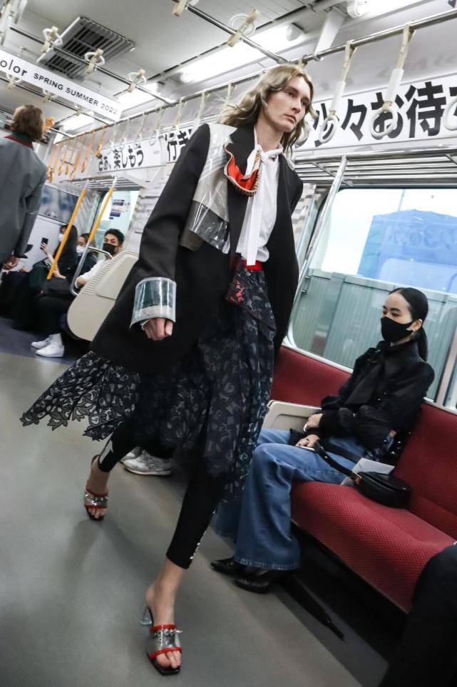 列车|京急列车上走时装秀，KOLOR不求震撼天桥，只求在生活中留下印象