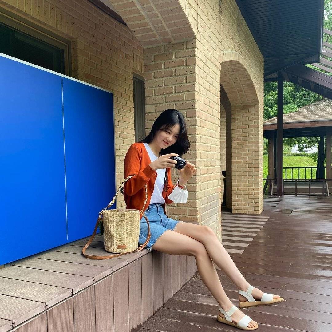 黑色|如果你还在为选择凉鞋发愁,酷炫时尚潮人的凉鞋造型供你参考