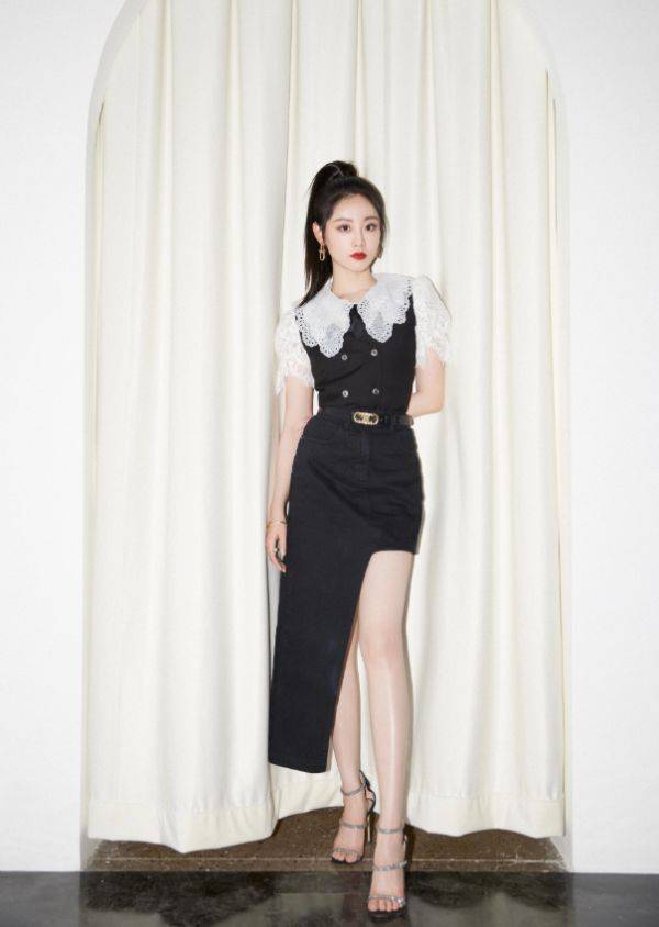 原创又被祝绪丹美到了穿半截裙秀美腿蝴蝶坐深得杨幂真传