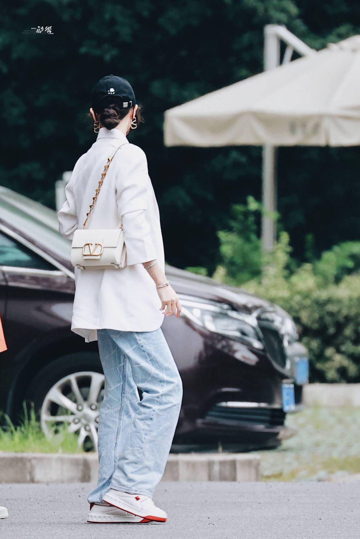 裂纹|唐嫣的“裂纹裤”火了,显瘦显高还时髦,配基础款也能又美又飒