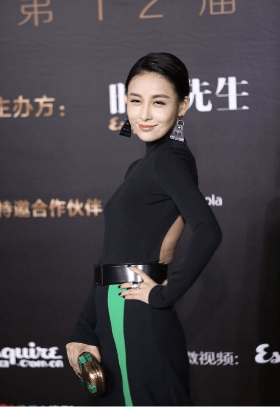 布条|贾青的胆子真不小，把黑布条当衣服穿，该挡的都挡住了，还挺吸睛