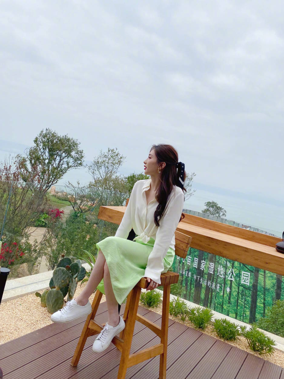 江疏影|秋季衬衫怎么穿时髦,学江疏影用它搭配缎面裙,温柔又气质