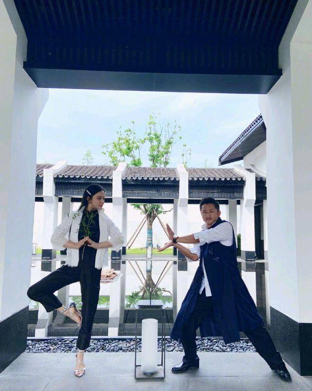 黑色|冉莹颖穿衣太大胆,银色亮片吊带裙精致抢眼,配同色长靴更加酷炫